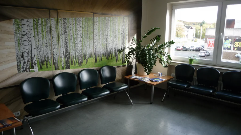 Warteraum mit Sitzgelegenheiten für wartende Patienten Warteraum mit Sitzgelegenheiten für wartende Patienten