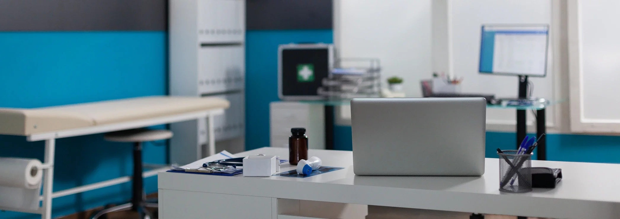 Leeres medizinisches Büro mit Geräten und Instrumenten Leeres medizinisches Büro mit medizinischen Geräten und Instrumenten